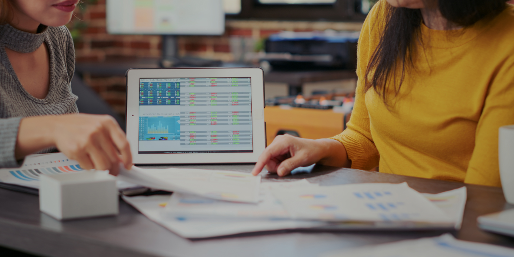 Colaboradores que migran las novedades a un sistema digital, evitando Excel sueltos.