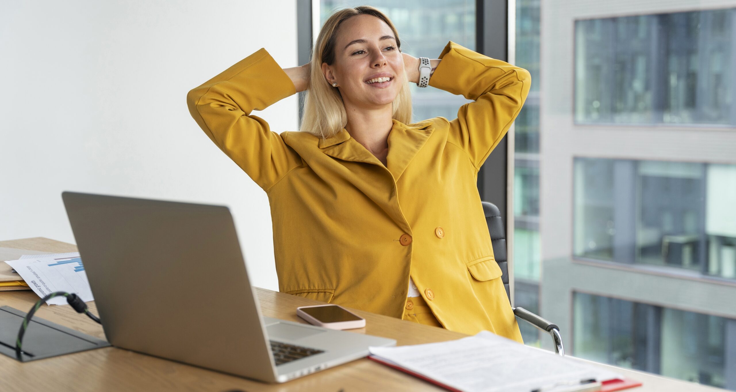 concepto-de-banner-de-mujer-de-negocios-con-espacio-de-copia