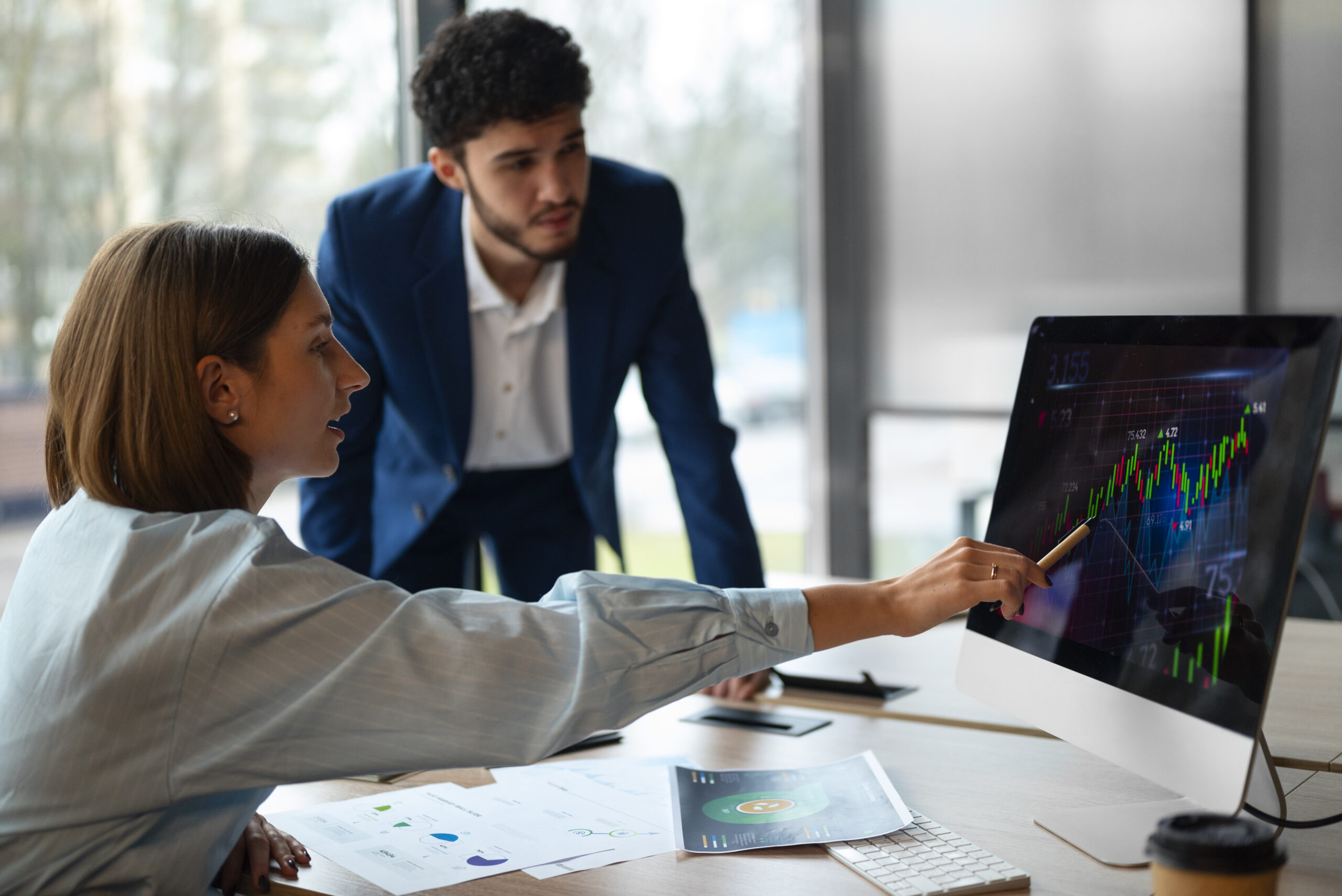 gente-en-la-oficina-analizando-y-revisando-graficos-financieros (1)