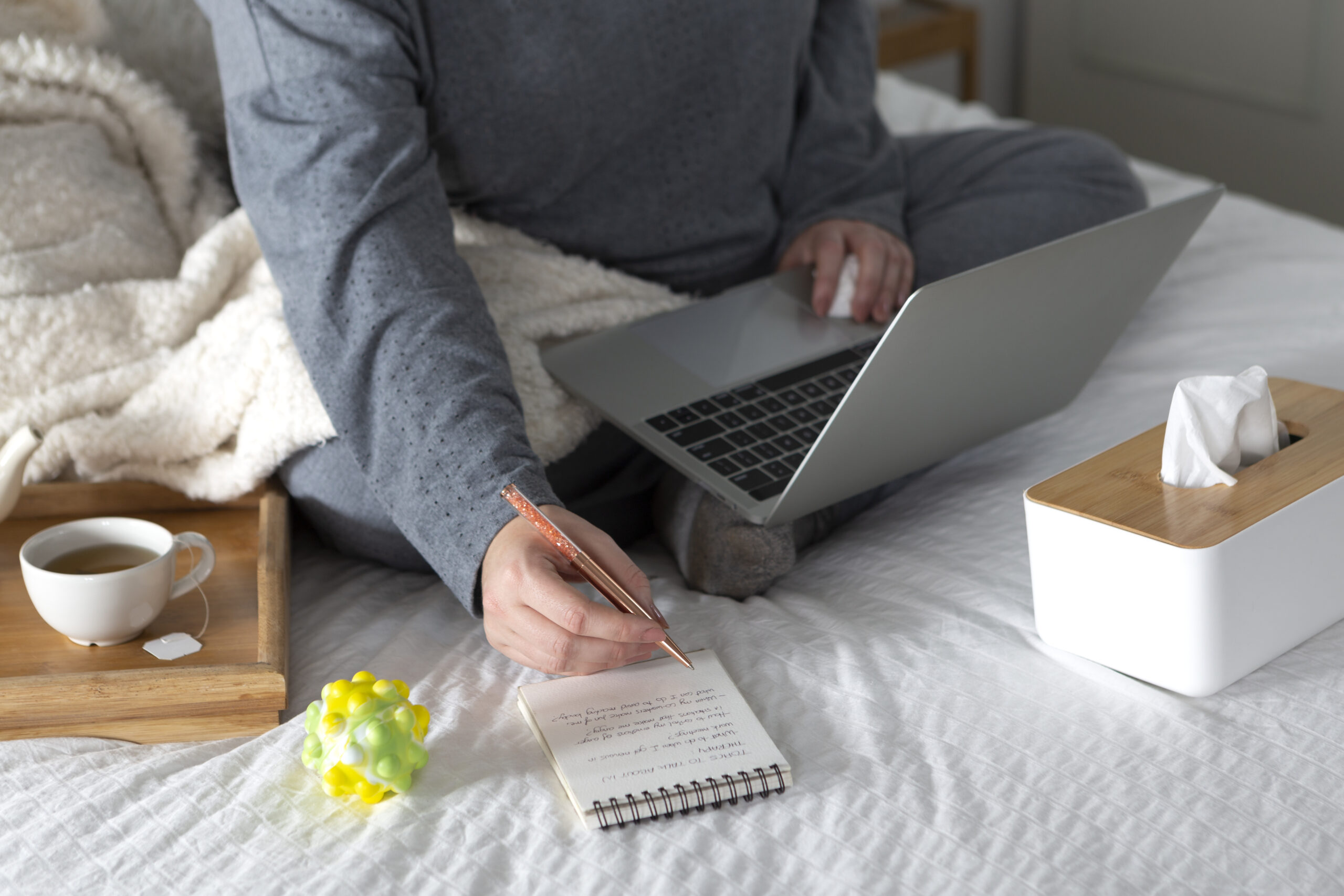 persona-que-realiza-terapia-de-psicologo-en-linea